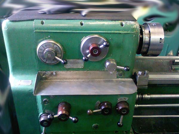 Розташування органів керування токарно-гвинторізним верстатом 1М61